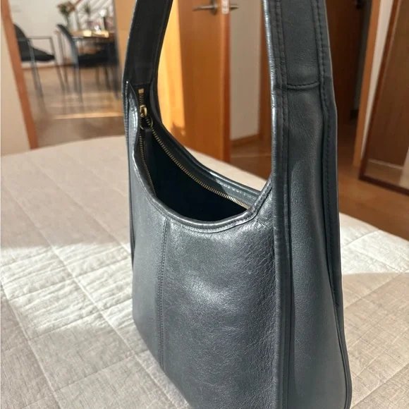 Coach Vintage Ergo 5053 – Iconic ’90s Black Leather Shoulder Bag - Picture 3 of 16